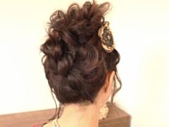 セルフでパーティーヘアに挑戦！ボリュームの華やかさいっぱいのゆるふわアップ