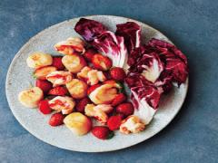 トレビス・イチゴ・エビ・ホタテのサラダ