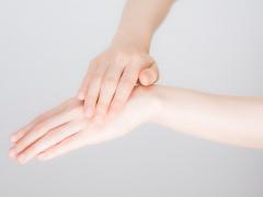 手・指のシワに注意！今日からできる「老け手」回避のハンドケア