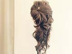 サイドに寄せたフィッシュボーンが華やか！ハーフアップで作るおしゃれ髪アレンジ