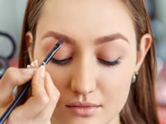 眉を変えるだけで顔型カバー！理想の自分になれるアイブロウメイク法