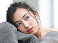 マットな強めピンクの指塗りで春トレンドをいち早く先どり♡