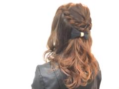 マフラーやスヌードを付けても重くならない。寒い冬にぴったりな簡単ハーフアップ