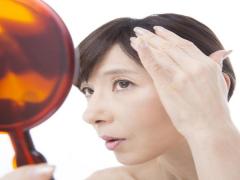 女性の抜け毛や薄毛の原因は睡眠不足や生活の乱れが関係していた！
