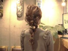 ナチュラルなゆる編みダウンヘアアレンジ！エアリー感のある三つ編みが春にピッタリ！