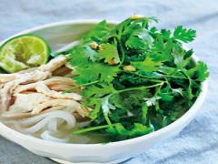 温かいフォーに生パクチーを添えて！鶏胸肉のフォー、パクチーたっぷりのせ