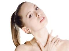 肌色をワントーンアップ！顔のむくみやくすみを撃退する鎖骨ケア