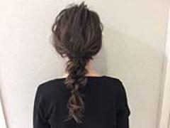 2本の三つ編みがポニーテールに♪不思議な編み目がかわいいヘアアレンジ