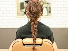 ルーズなのに上品♪大人の女性のカジュアルスタイルには四つ編みダウンがオススメ