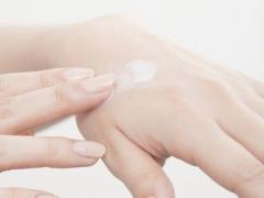 手の乾燥の原因とケア方法