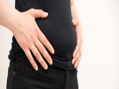 便秘でお腹が張ってつらい…今すぐできるポッコリお腹解消法