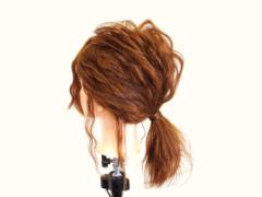 シンプルに、でもかわいく。波ウェーブで作る“ひとつ結び”ヘアアレンジのコツ