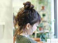 男子ウケも女子ウケも抜群！おくれ毛演出で華奢見えするお団子ヘアアレンジの作り方