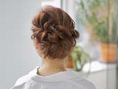 低めのお団子シニヨンが大人かわいい！くるりんぱで作る簡単アレンジのやり方♪