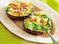 とろける口当たりに箸が止まらない！豆乳クリームを詰めたアボカドグラタン