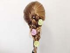 パステルカラーのヘアアクセに胸キュン♪三つ編みでできる簡単ゆめかわヘアアレンジ