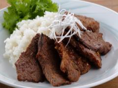 包むと美味しさが格段にアップ！「焼肉包み菜添えご飯」