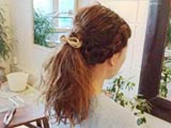 ゆるポニー×レザーリボンでガーリーに！ 編み込みミックスのゆるポニーテールアレンジ