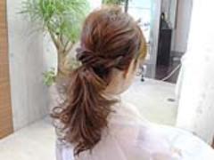 簡単ミディアムヘアアレンジ！大人かわいいロープ編み込みポニーテールのやり方