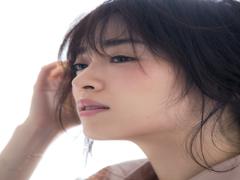 リフトアップ効果も狙える☆ 春はサーモンピンクのチークで決まり！