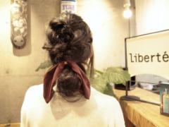 ロングヘアをふんわりまとめる簡単コンパクトヘアアレンジ！ねじって結ぶだけで完成