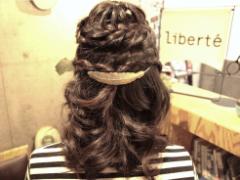 まるでお姫様！クラウンを乗せたようにゴージャスなパーティー向けヘアアレンジ