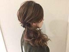 簡単かわいいヘアアレンジ「くるりんぱ」の片側寄せワンサイドで女っぽさ満点に！