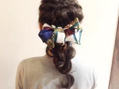 スカーフはヘアアクセとして使うのが正解！大人カワイイねじり編みヘアアレンジ
