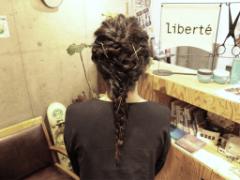 三つ編みとくるりんぱで作るダウンスタイル！ガーリーなワンピースに合わせてみて