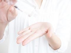 化粧水だけで保湿ケアはできる？