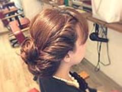 パーティードレスにピッタリ！プリンセス風のエレガントなシニヨンヘアアレンジ