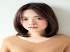 毛先が軽いゆるふわパーマで、大人かわいい春ヘアに