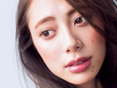 大人の女性らしい血色感とツヤを出すなら、ベージュ系チークがマスト！