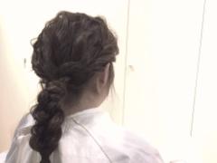 脱巻き髪！人気の波ウェーブのラフな雰囲気を生かした三つ編みアレンジの方法