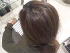 髪のトップにボリュームを出す方法！簡単にポニーテールの割れ目がふんわり手直しできち