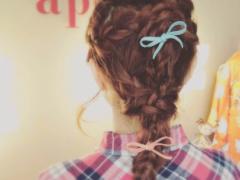プチプラアイテムでかわいくなっちゃお！ロングヘア向け三つ編みでえび編み風アレンジ