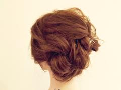 三つ編みだけで作るポイントルーズシニヨンヘアがパーティーシーンにオススメ！