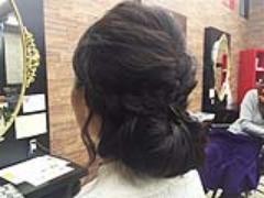 暗めカラーでもふんわりと動きが出る！黒髪さん向け簡単な三つ編みアップスタイル！