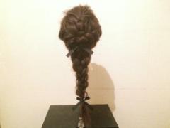 ゆるっと編むのがフェミニン演出のポイント！編み込み＆三つ編みの程よいゆる編みヘア