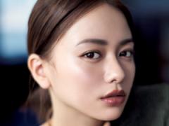 使いこなすのが難しそうな“ブラックグロス”で、知的さを演出【甘幼顔】