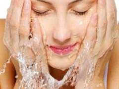 「乾燥するから洗顔を減らす」は正解？朝晩ケアの基本ルールとは