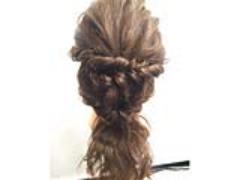 抜け感が絶対かわいい♪ ロングヘアさん向けゆるっとまとめるロープ編みヘアアレンジ