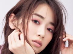 2017年春の最新“デカ目メイク”！ サーモンピンクのアイシャドウで囲み目