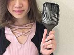 今話題「パドルブラシ」の正しい使い方！ブラッシング方法をマスターして簡単頭皮ケア