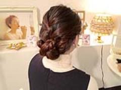 オフィス向けヘアに最適！編み込みで作る大人女子向け簡単な愛されフェミニンシニヨン