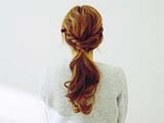 シンプルの中に上品さをプラス。ロープ編みを使った大人のゆるふわポニーテール