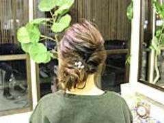 簡単テクニックを使ったヘアアレンジ！くるりんぱとねじり編みでカワイイは作れる!!!