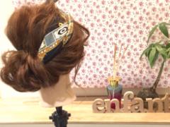 春の華やかコーデにぴったり！スカーフを使った簡単シニヨンアレンジでオシャレ度UP