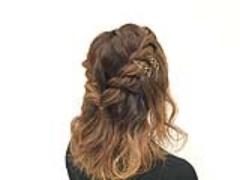 女子会や飲み会にオススメ♪5分でできる、ねじって編む簡単ハーフアップスタイル！