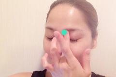 朝起きたら目がパンパン！たった5分でできる「むくみ解消マッサージ」